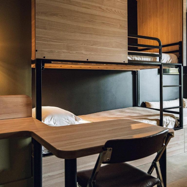 ibis Styles La Rochelle Centre Gare - Chambre Standard avec Lit Double et 3 Lits Simples - 3