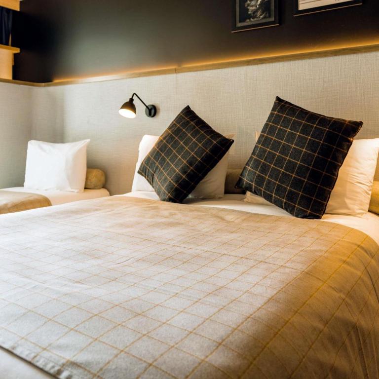 ibis Styles La Rochelle Centre Gare - Chambre Standard avec Lit Double et 3 Lits Simples - 4