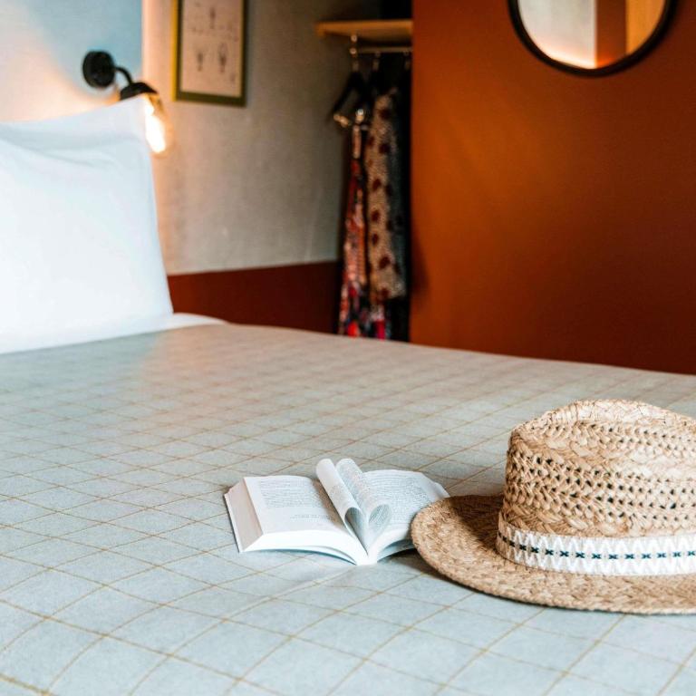 ibis Styles La Rochelle Centre Gare - Chambre Standard avec Lit Double et 3 Lits Simples - 6