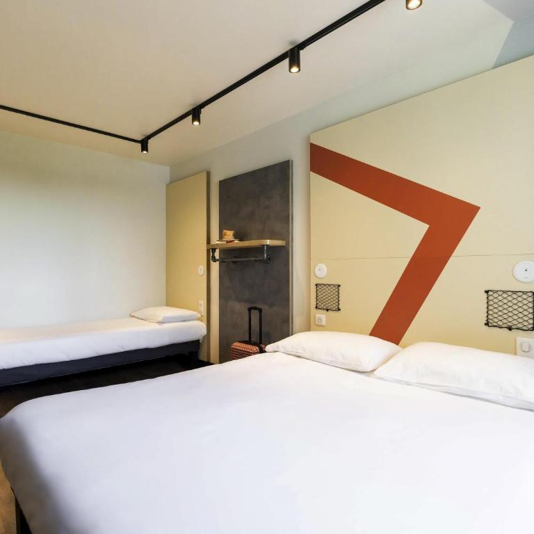 ibis Budget La Rochelle Centre gare - Chambre avec 1 Lit Double et 1 Lit Simple - Accessible aux Personnes à Mobilité Réduite - 1
