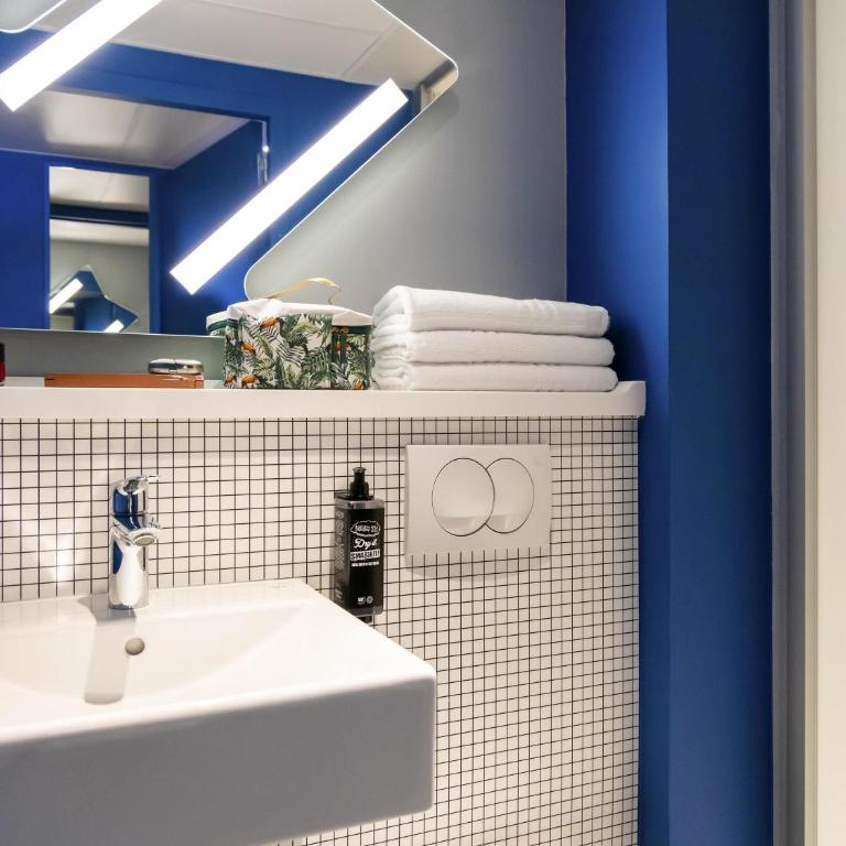 ibis Budget La Rochelle Centre gare - Chambre avec 1 Lit Double et 1 Lit Simple - 5
