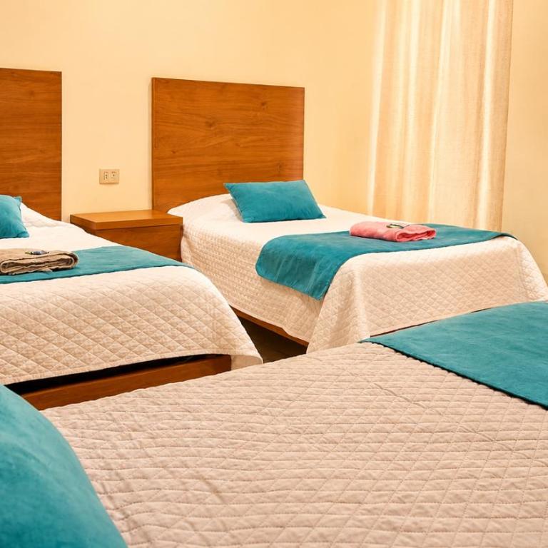 Hotel Los Tarcoss - Habitación Familiar con baño privado - 1