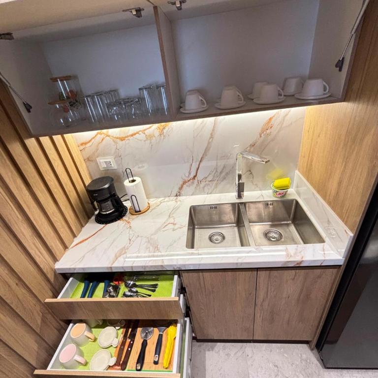Modern apartment with a great city view - Three-Bedroom Apartment - 8