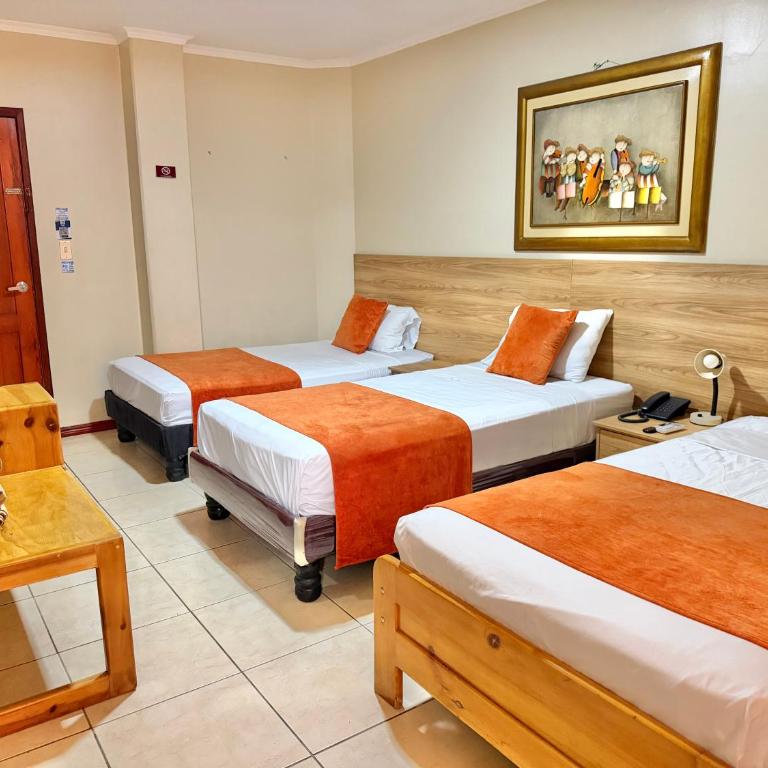 Hostal Quil - Family Room - 1