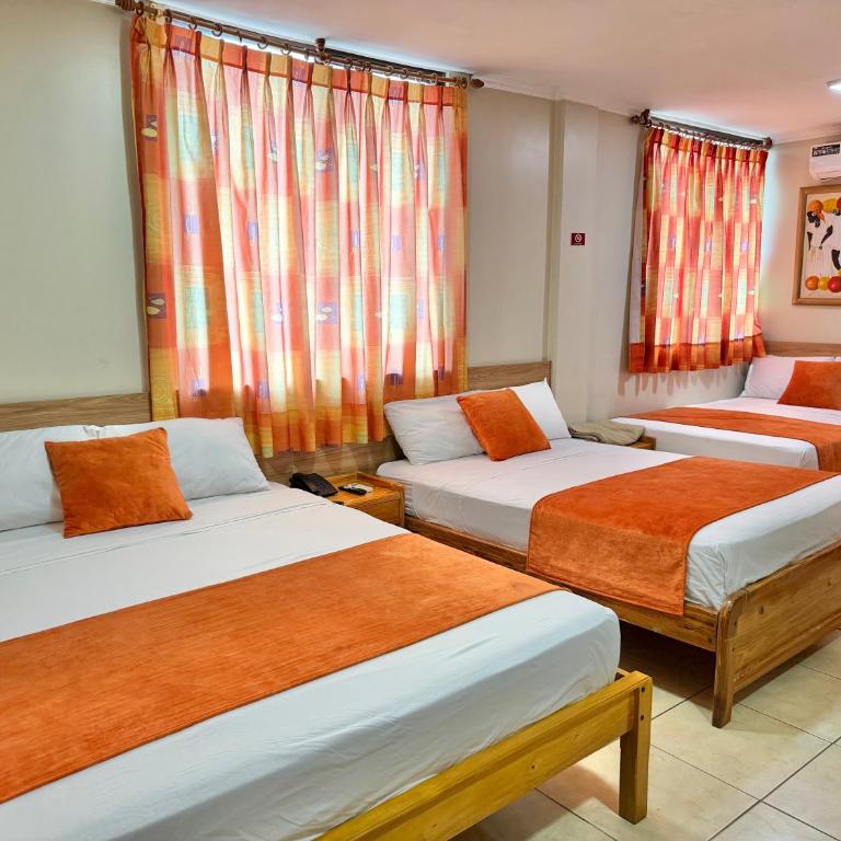 Hostal Quil - Family Room - 1