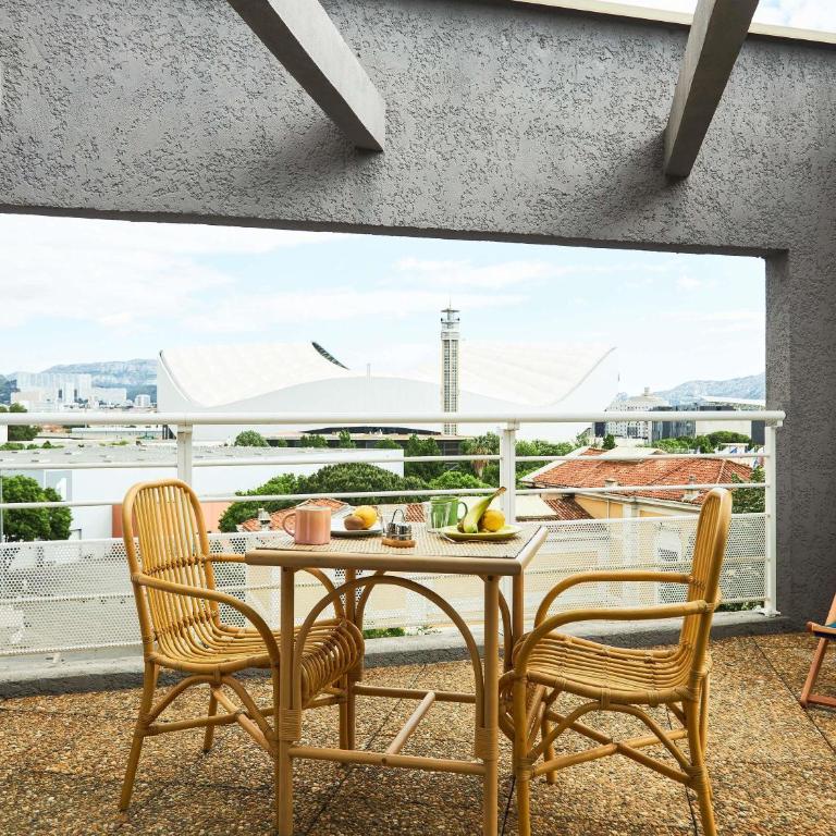 greet hotel Marseille Parc Chanot Velodrome by Accor - Chambre Super Pop 1 Lit Double avec Terrasse - Vue sur Stade Vélodrome - 5