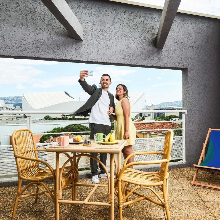 greet hotel Marseille Parc Chanot Velodrome by Accor - Chambre Super Pop 1 Lit Double avec Terrasse - Vue sur Stade Vélodrome - 3