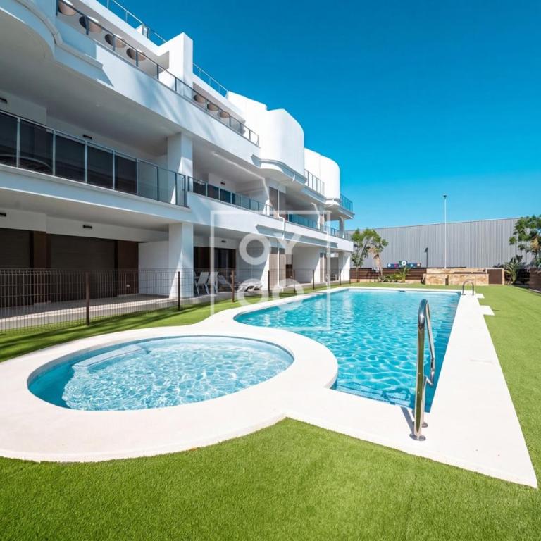 Pilar Sunplace Deluxe, groundfloor resort apt with pool and garden view, by OYOOSTAYS - Apartment mit 2 Schlafzimmern und Gartenblick - 1