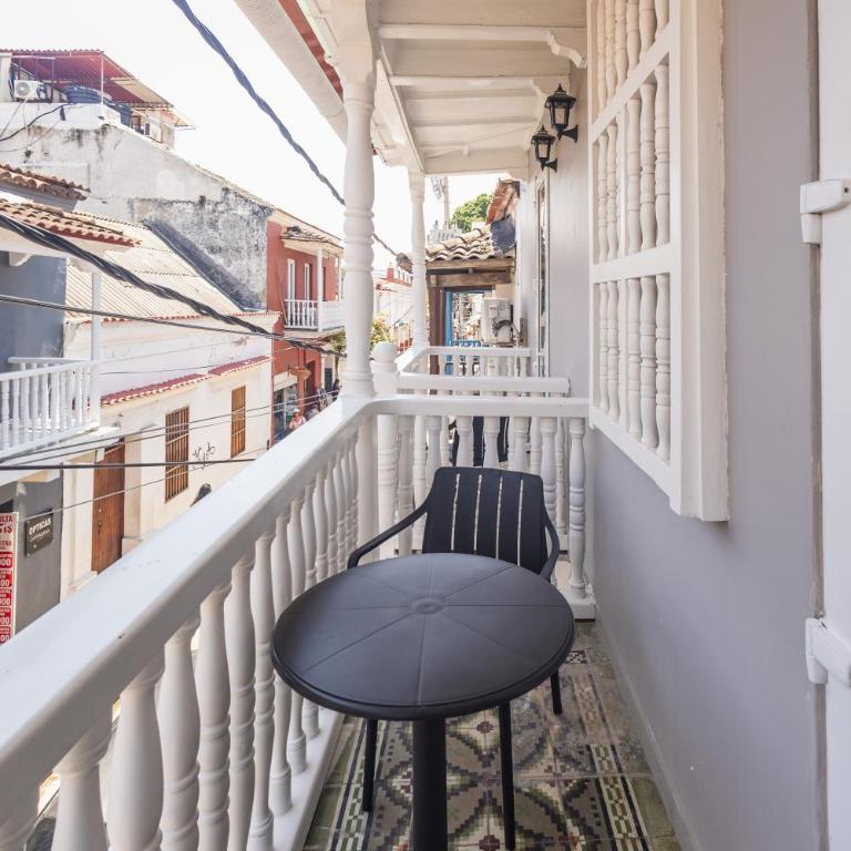 Casa Bossa Cartagena - Private Rooms & Mini Lofts - Habitación con cama grande y balcón - 1