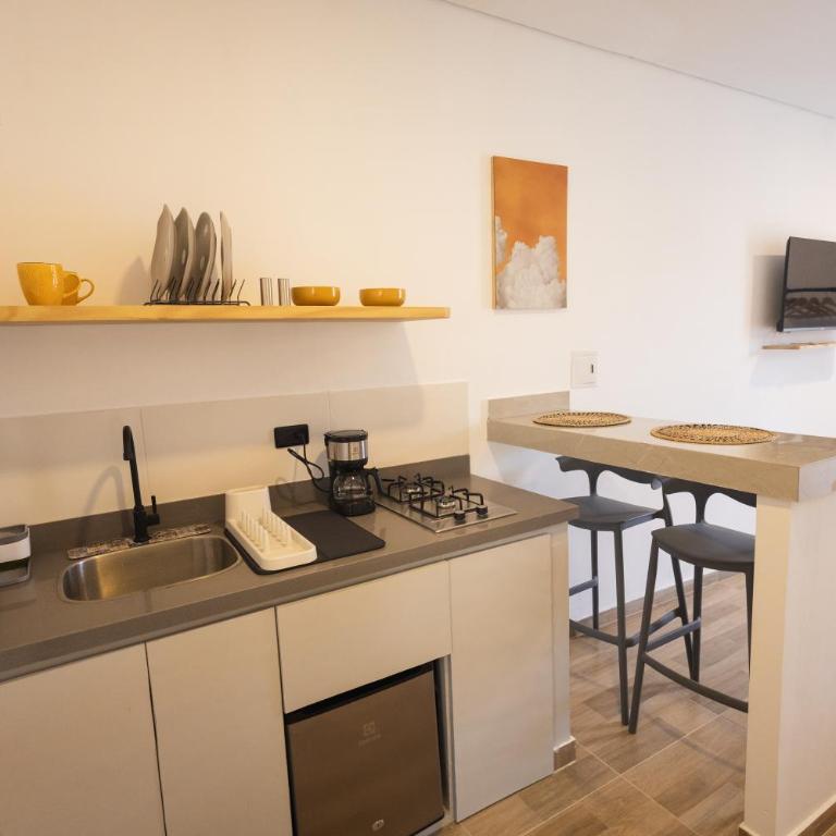 Casa Bossa Cartagena - Private Rooms & Mini Lofts - Habitación con cama extragrande y balcón - 5
