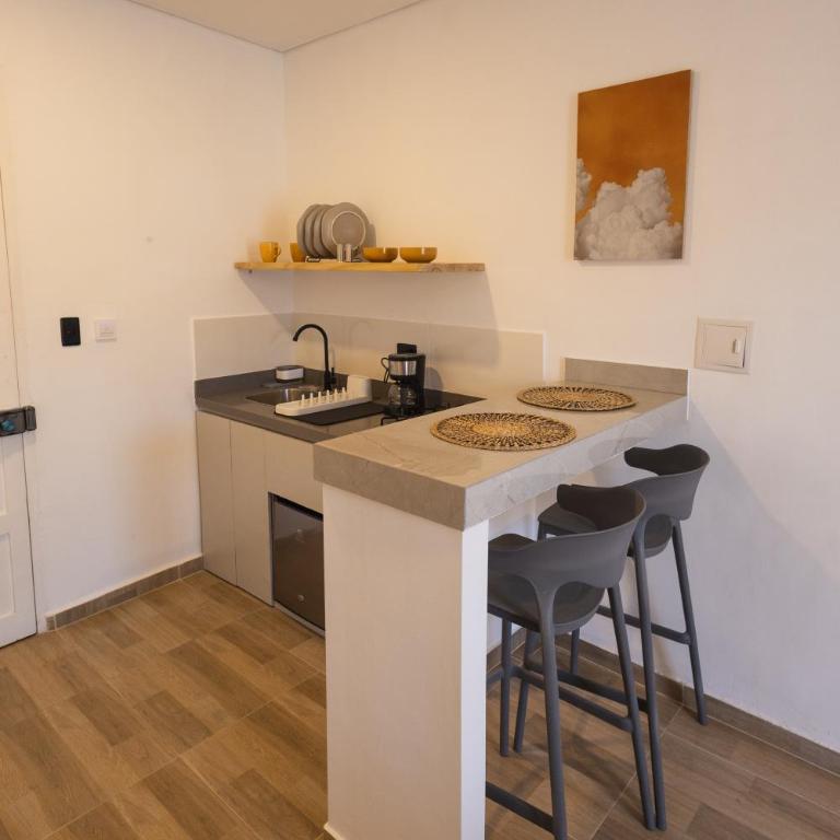 Casa Bossa Cartagena - Private Rooms & Mini Lofts - Habitación con cama extragrande y balcón - 7