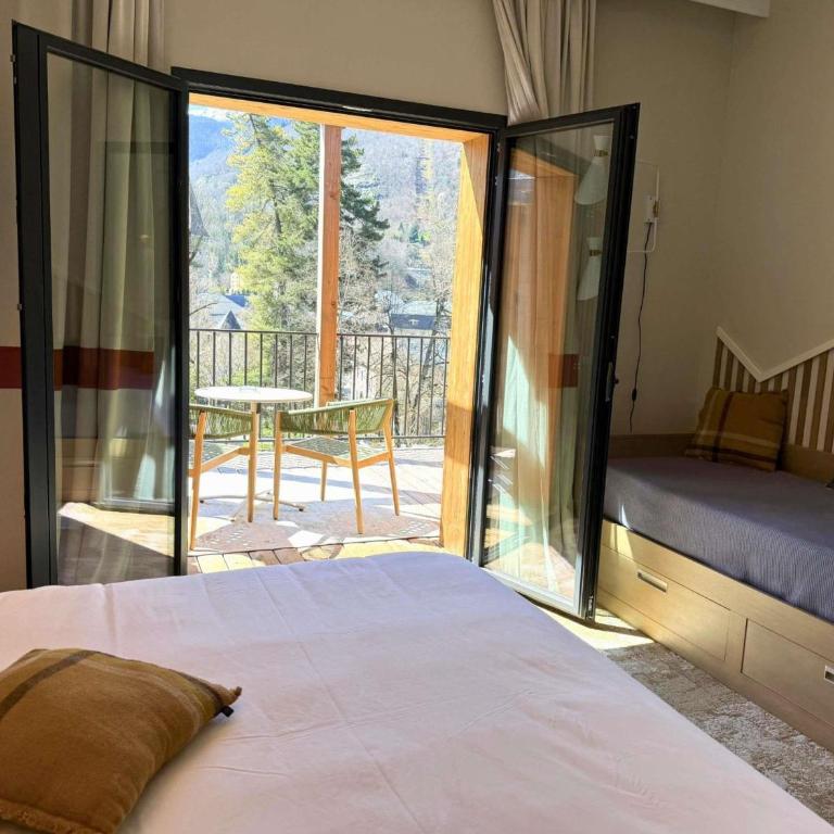 Mercure Ax Les Thermes - Superior Family Room, one double bed, a rollaway bed for two – Mountain view - 1