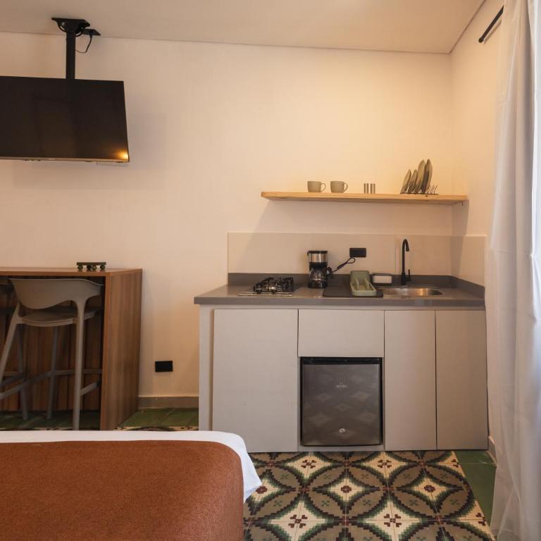 Casa Bossa Cartagena - Private Rooms & Mini Lofts - Habitación con cama extragrande y balcón - 3