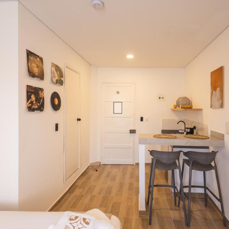 Casa Bossa Cartagena - Private Rooms & Mini Lofts - Habitación con cama grande y balcón - 6