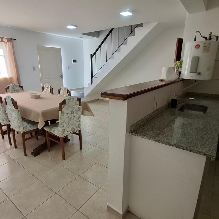 Casa Funes Duplex con Patio y Cochera a 5min del Estadio Kempes y 10min Aeropuerto - One-Bedroom Apartment with Terrace - 2