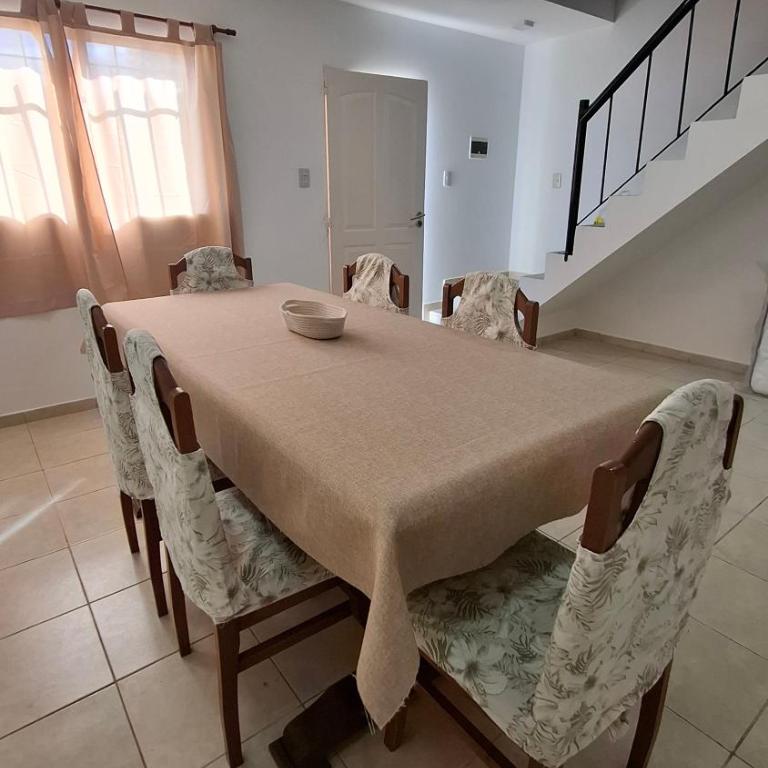 Casa Funes Duplex con Patio y Cochera a 5min del Estadio Kempes y 10min Aeropuerto - One-Bedroom Apartment with Terrace - 3