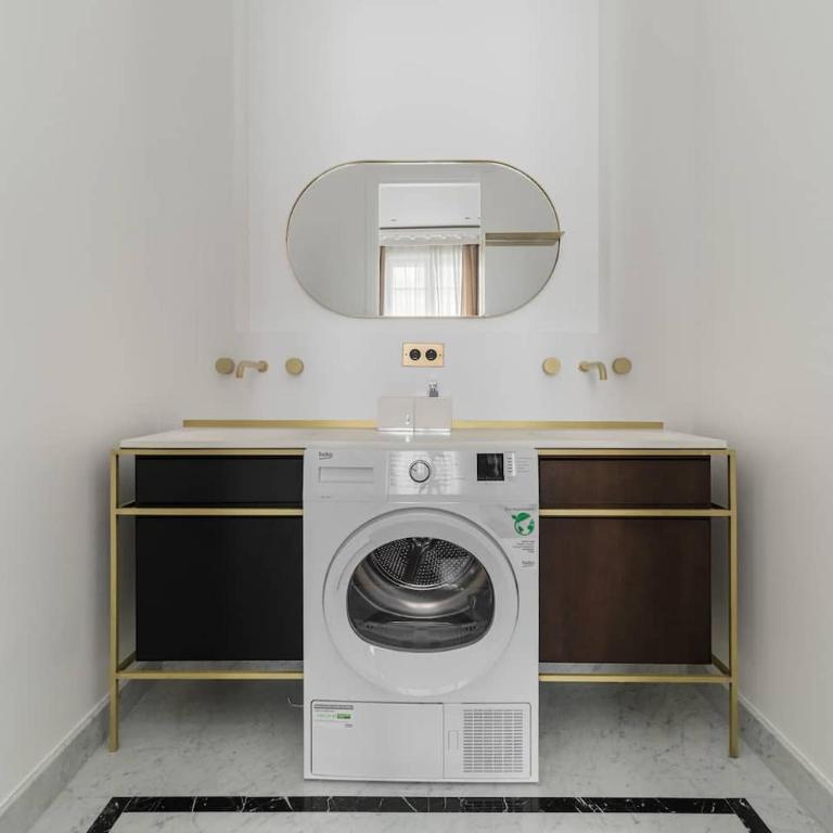 The Colosseum Residence - Family Room - 55
