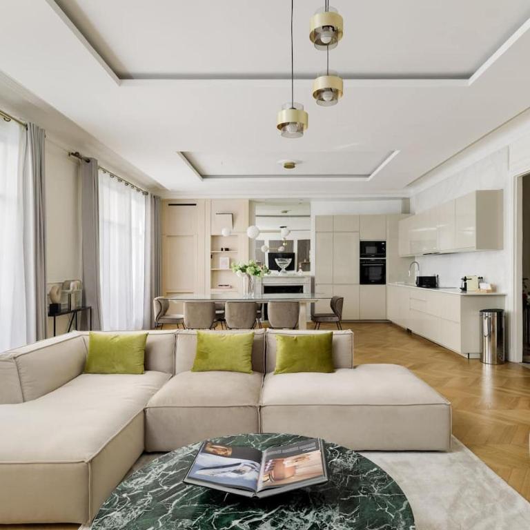 The Colosseum Residence - Family Room - 18