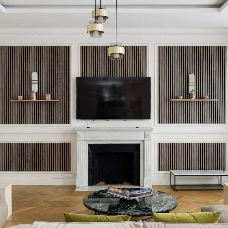 The Colosseum Residence - Family Room - 10