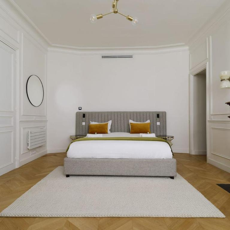 The Colosseum Residence - Family Room - 23