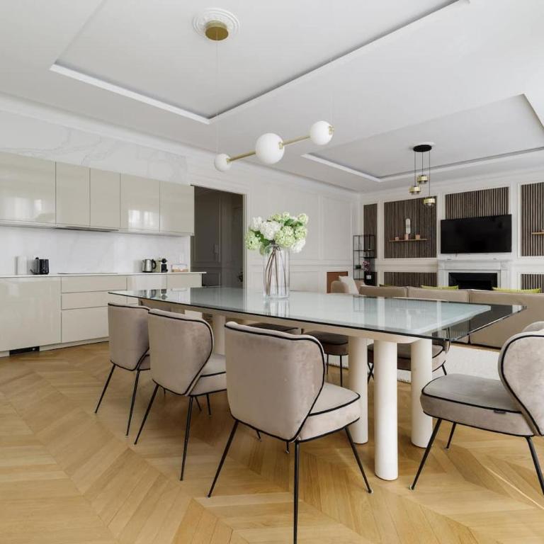 The Colosseum Residence - Family Room - 16
