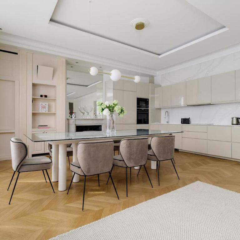The Colosseum Residence - Family Room - 21