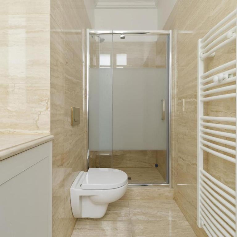 The Colosseum Residence - Family Room - 9