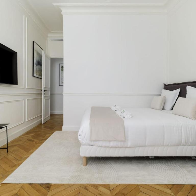 The Colosseum Residence - Family Room - 11