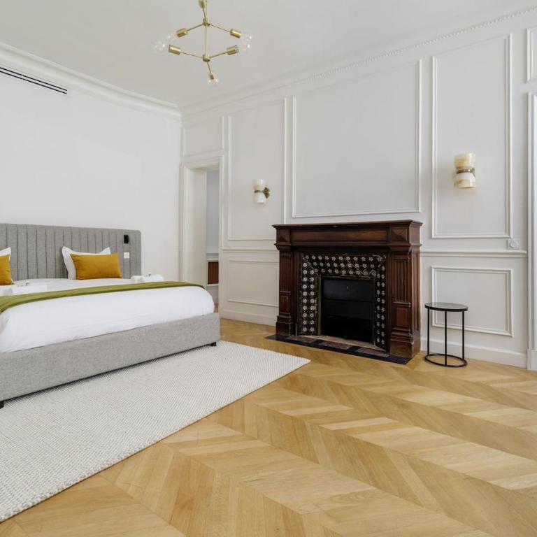 The Colosseum Residence - Family Room - 32
