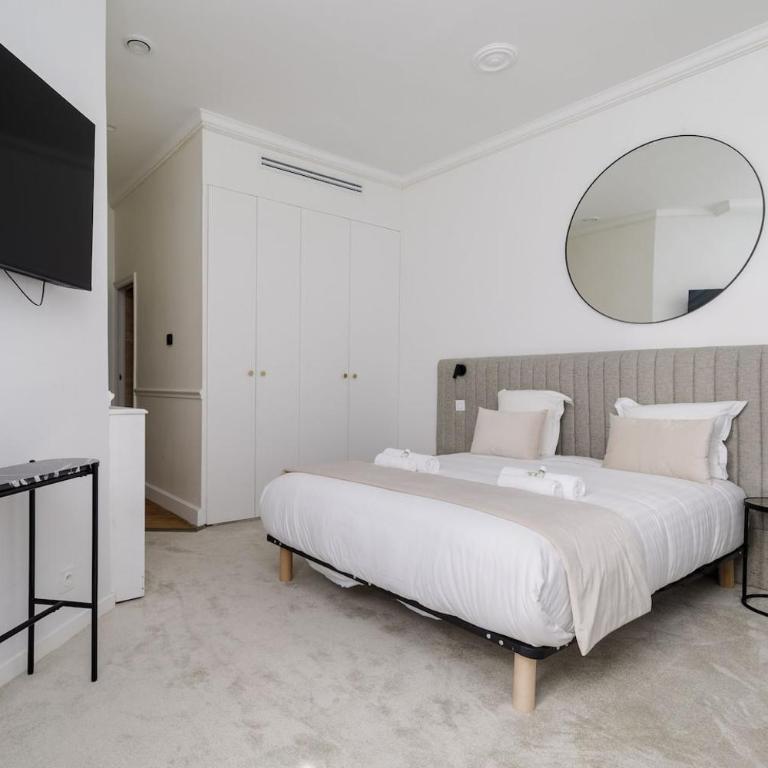 The Colosseum Residence - Family Room - 40