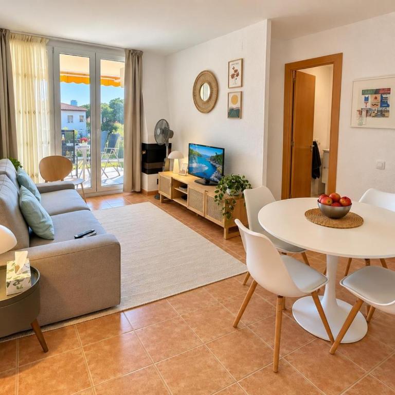 Apartament reformat, Wi Fi, parking, piscina, AC - Apartamento de 2 dormitorios - 1