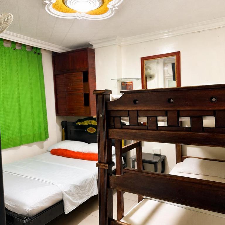 Hotel California - Quadruple Room - 2