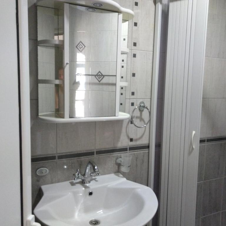 Villa Petrovac Guesthouse Rooms - Deluks Dvokrevetna Soba sa Zasebnim Krevetima - 7