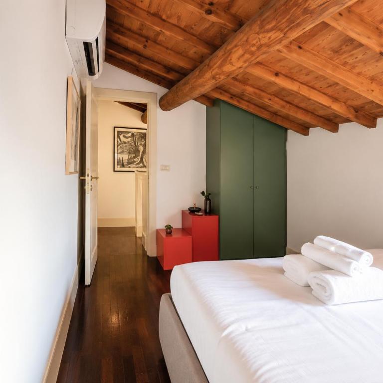 Santa Croce Suite View Apartment - Two-Bedroom Apartment with Balcony - 10