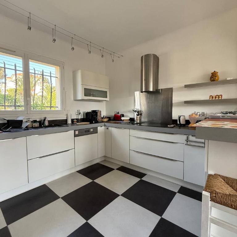 Villa 10 mn on foot from beaches, TGV station and city center with swimming pool - Villa - 25