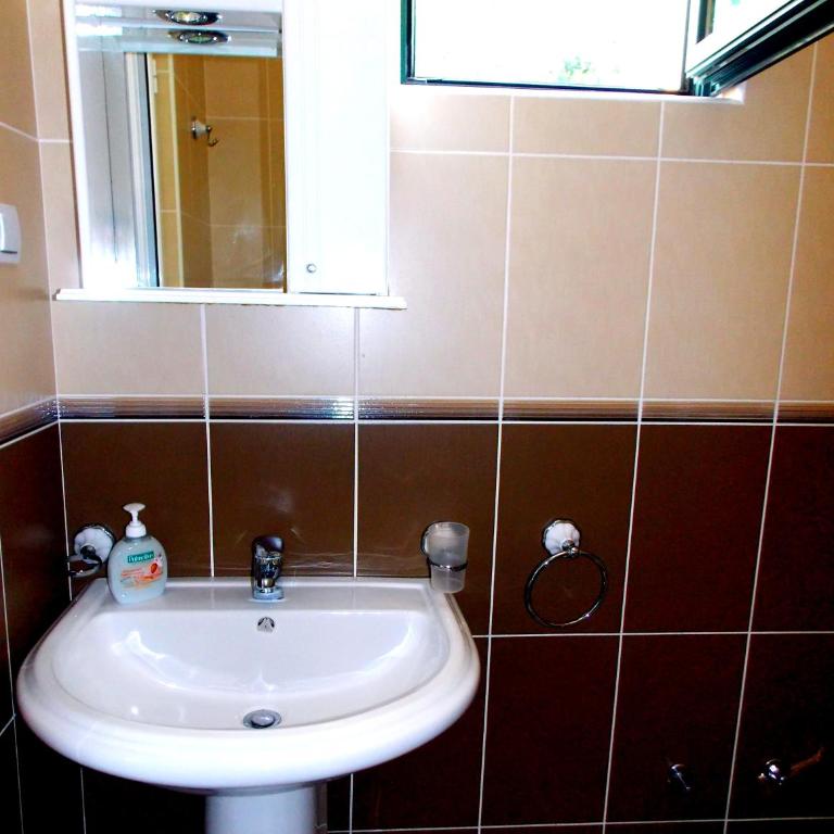 Villa Petrovac Guesthouse Rooms - Standardna Trokrevetna Soba - 5