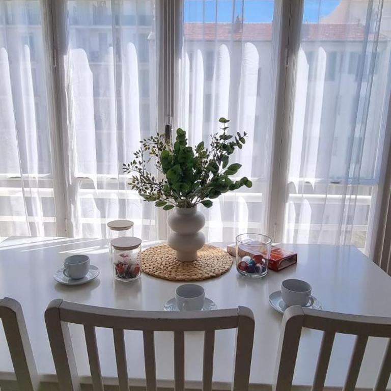 2 Bedroom, private bath plus Near Beach - Chambre Familiale avec Salle de Bains Privative - 2