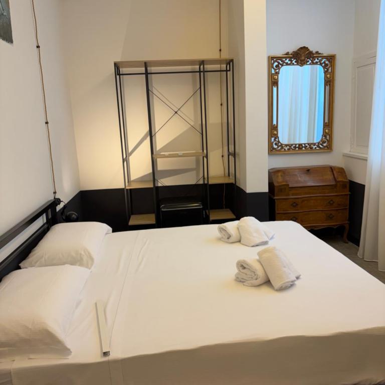 Domus Broggia Napoli - Camera Matrimoniale con Bagno Privato - 11