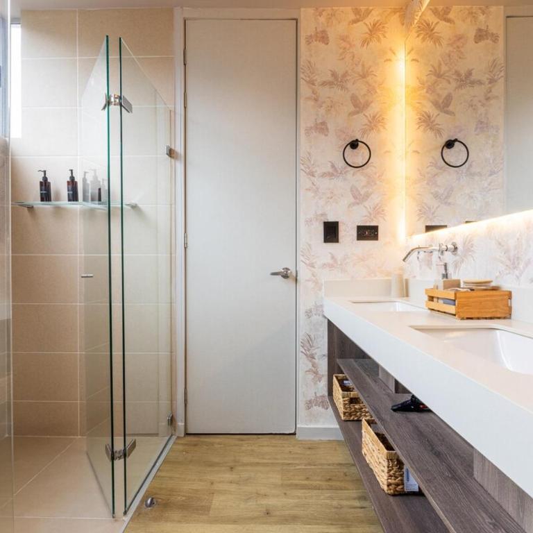 16th Floor Luxury Suite with Private Jacuzzi & Mountain View - Two-Bedroom Apartment - 4