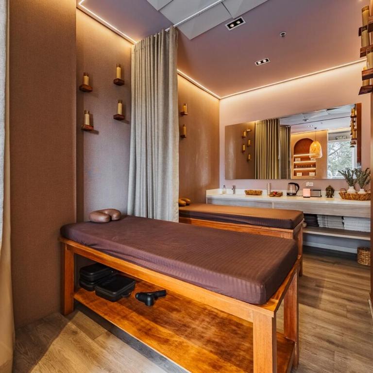16th Floor Luxury Suite with Private Jacuzzi & Mountain View - Two-Bedroom Apartment - 50