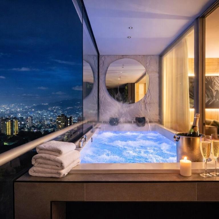 16th Floor Luxury Suite with Private Jacuzzi & Mountain View - Two-Bedroom Apartment - 1