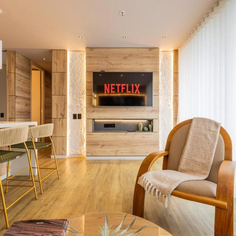 16th Floor Luxury Suite with Private Jacuzzi & Mountain View - Two-Bedroom Apartment - 8