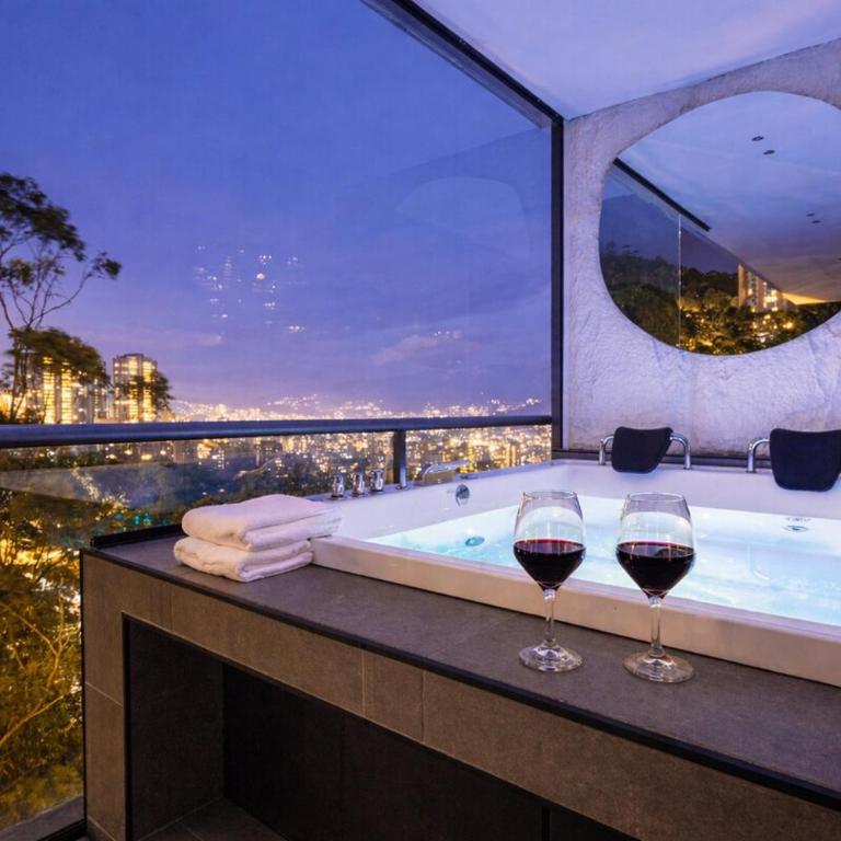 16th Floor Luxury Suite with Private Jacuzzi & Mountain View - Two-Bedroom Apartment - 17