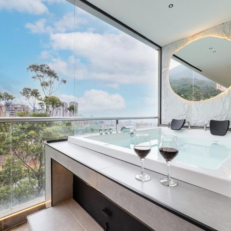 16th Floor Luxury Suite with Private Jacuzzi & Mountain View - Two-Bedroom Apartment - 15