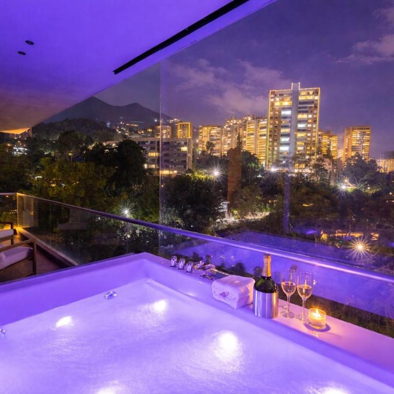 16th Floor Luxury Suite with Private Jacuzzi & Mountain View - Two-Bedroom Apartment - 16