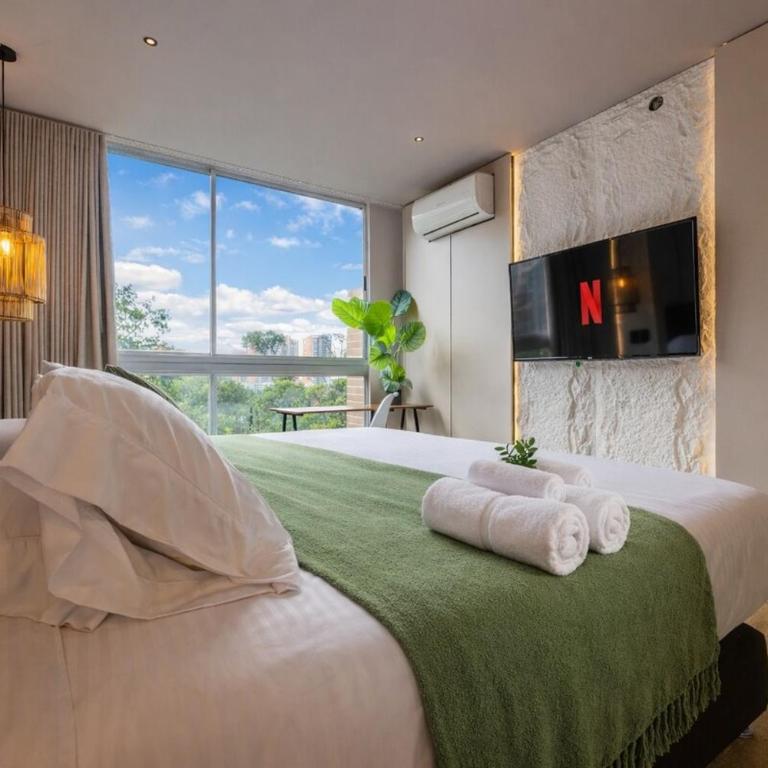16th Floor Luxury Suite with Private Jacuzzi & Mountain View - Two-Bedroom Apartment - 3
