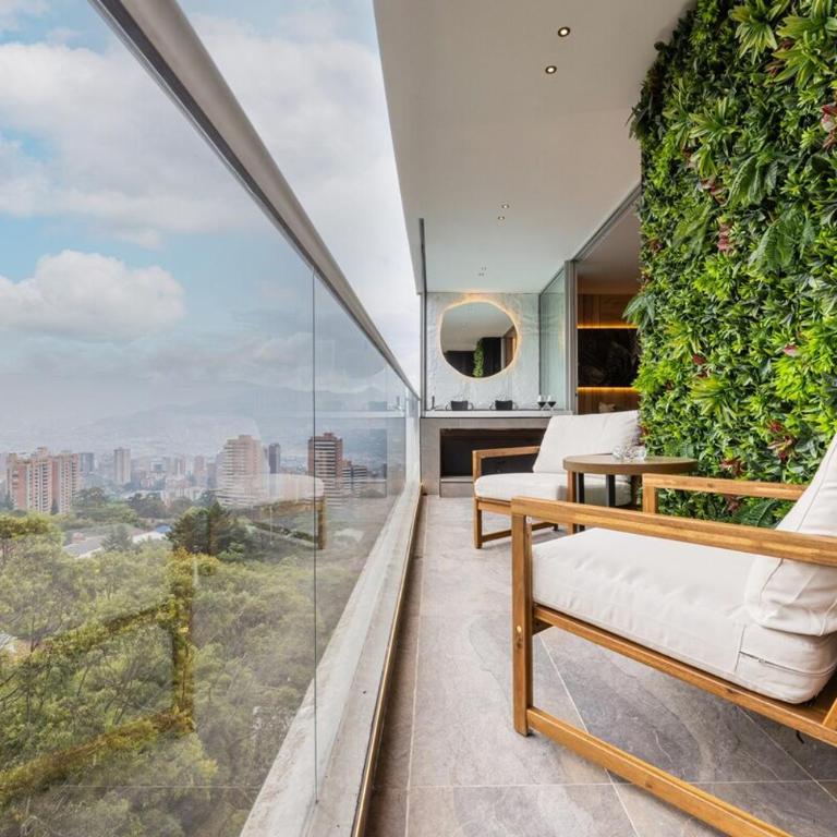 16th Floor Luxury Suite with Private Jacuzzi & Mountain View - Two-Bedroom Apartment - 11