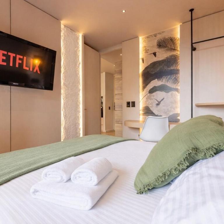 16th Floor Luxury Suite with Private Jacuzzi & Mountain View - Two-Bedroom Apartment - 38