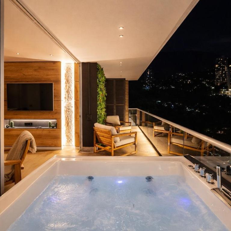 16th Floor Luxury Suite with Private Jacuzzi & Mountain View - Two-Bedroom Apartment - 10