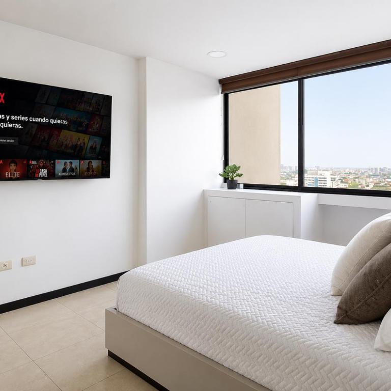 Puerto Santa Ana Luxury Suites Guayaquil - Two-Bedroom Apartment with City View - 9